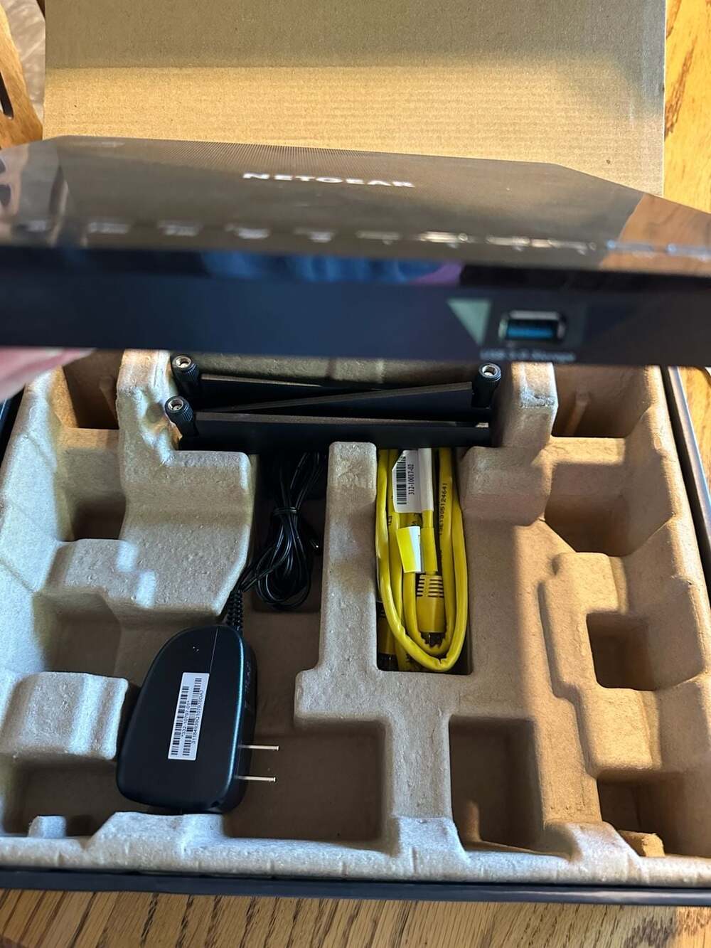 NETGEAR Nighthawk AC1900 Smart WiFi Router Model R6900v2 - Picture 3 of 5
